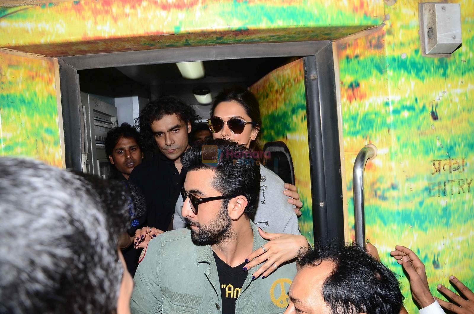 Deepika Padukone and Ranbir Kapoor, Imtiaz Ali take train to Delhi on 22nd Nov 2015