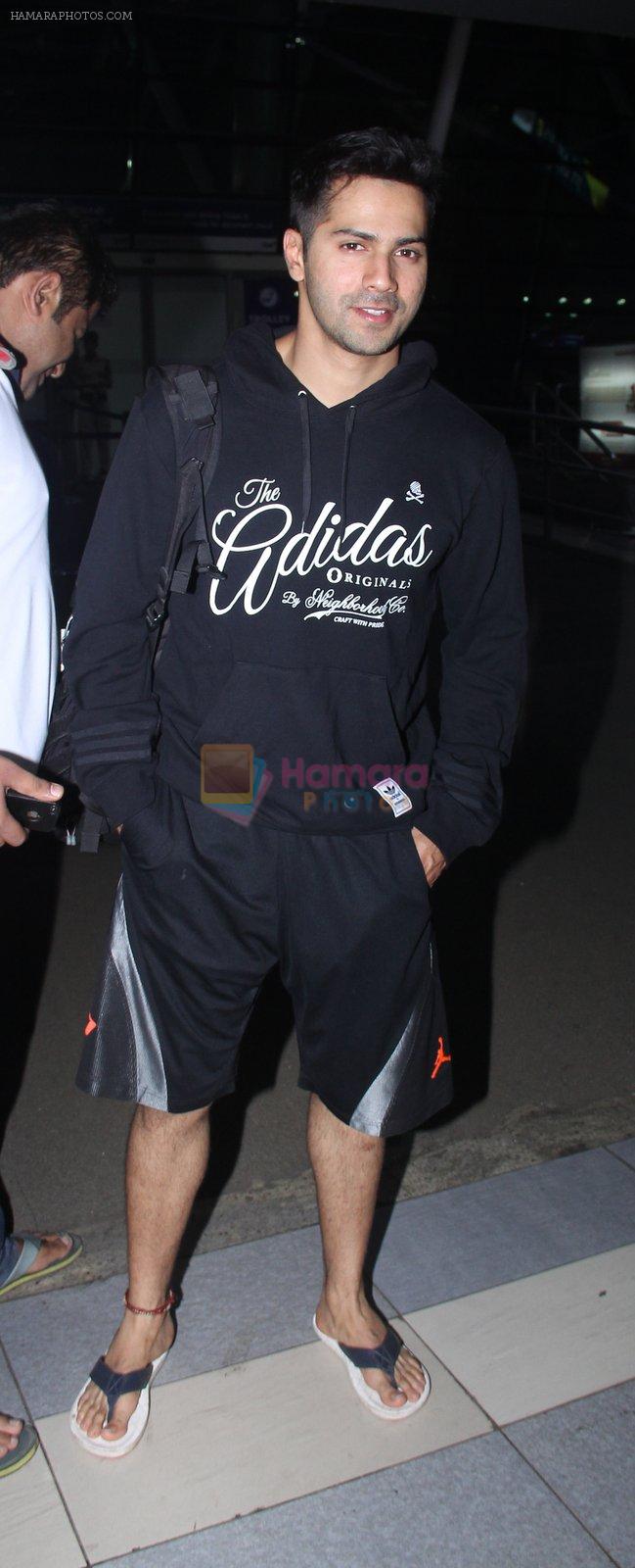 Varun Dhawan snapped as he leaves for Goa on 23rd Nov 2015
