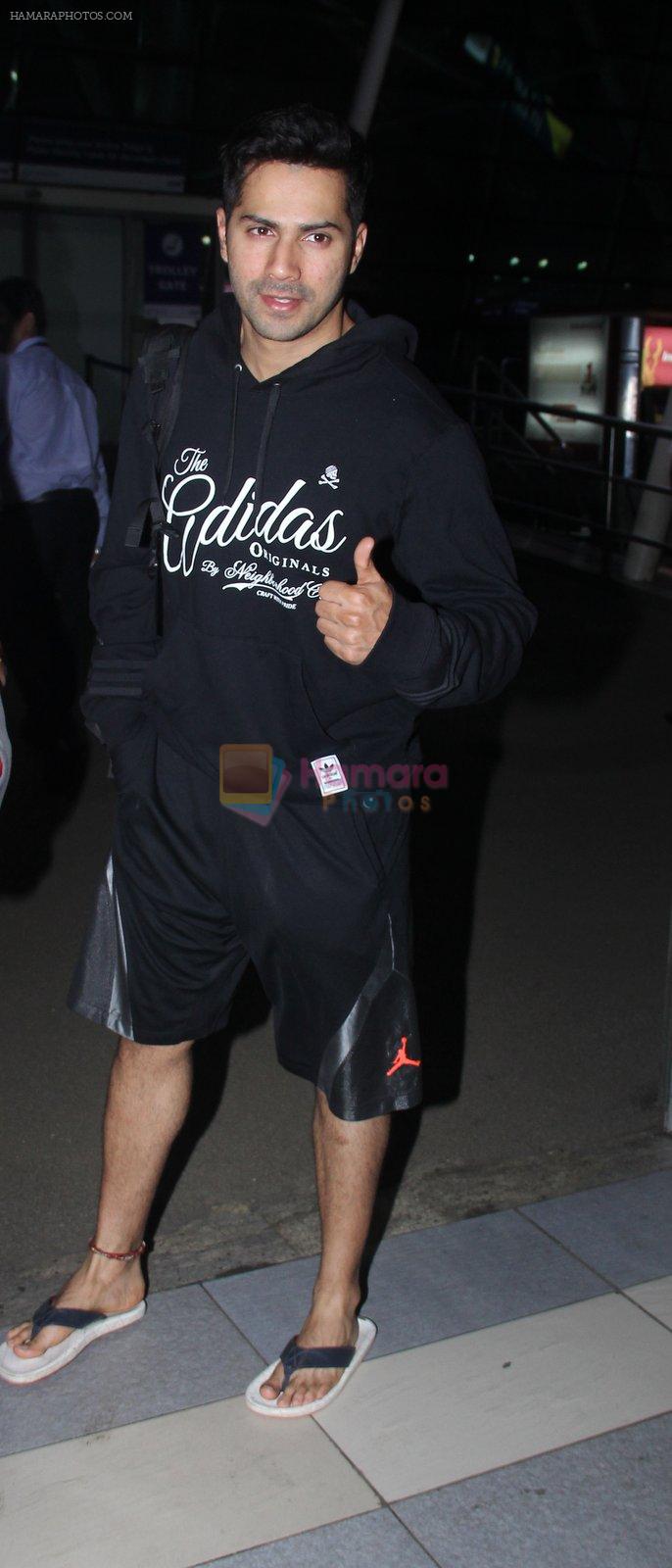 Varun Dhawan snapped as he leaves for Goa on 23rd Nov 2015