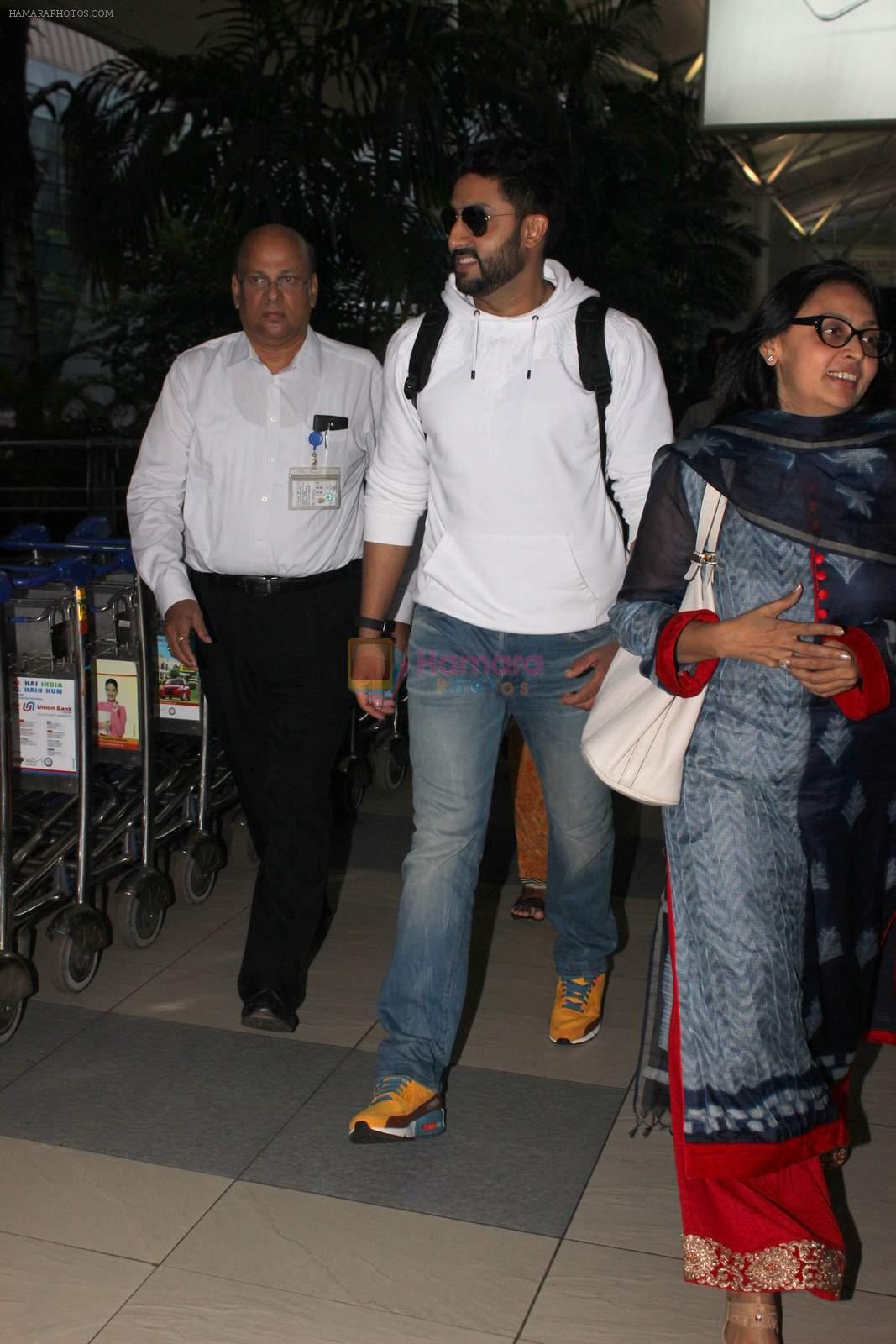 Abhishek Bachchan snapped at airport on 25th Nov 2015