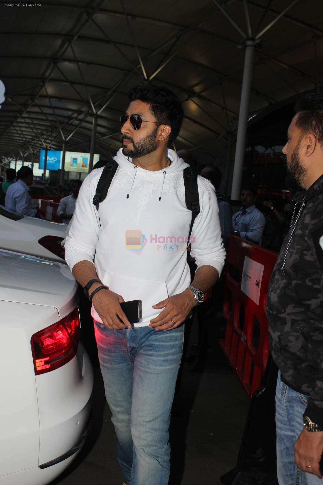 Abhishek Bachchan snapped at airport on 25th Nov 2015