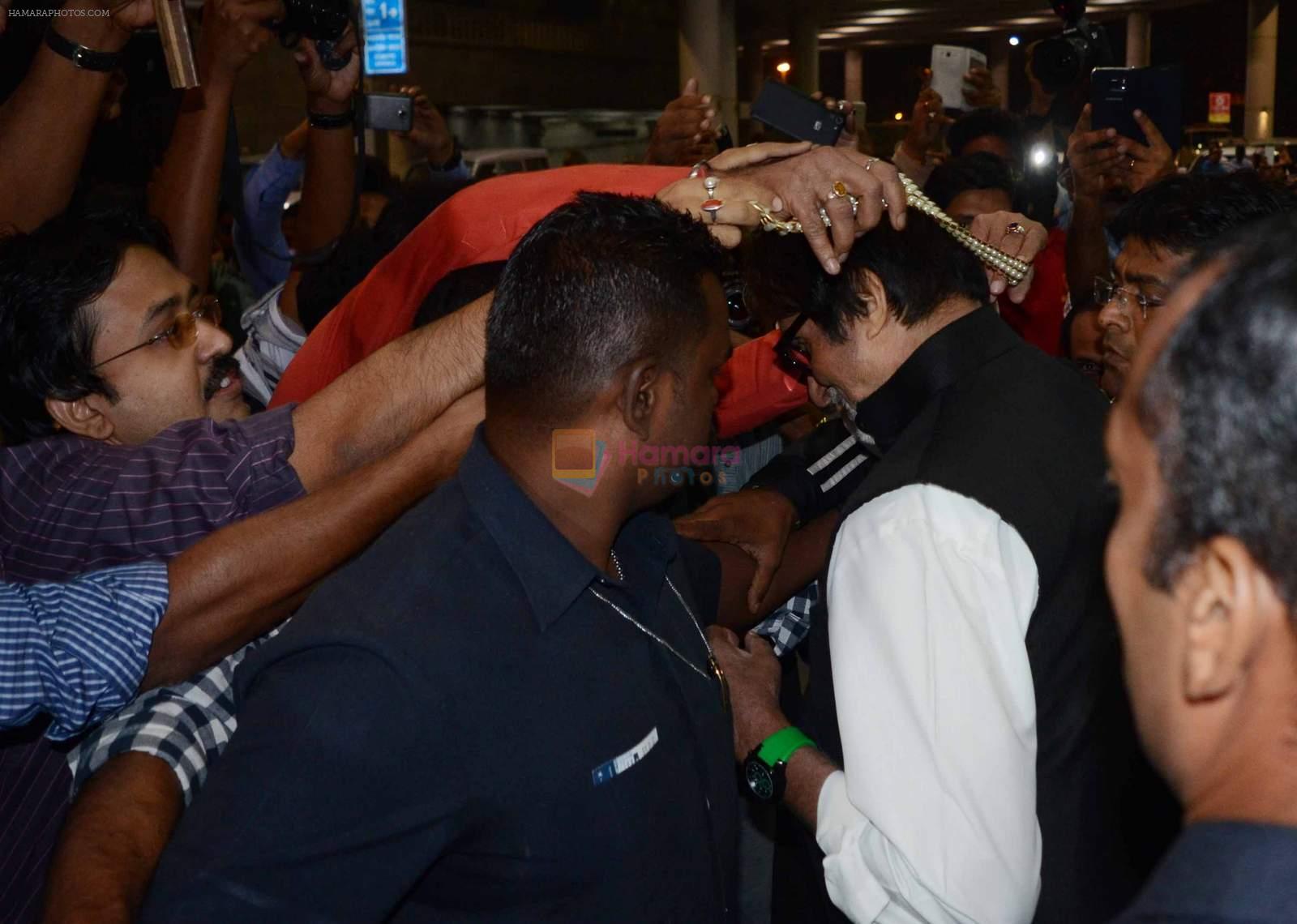 Amitabh Bachchan in Kolkata post Piku gets amazing welcome at airport by fans on 26th Nov 2015