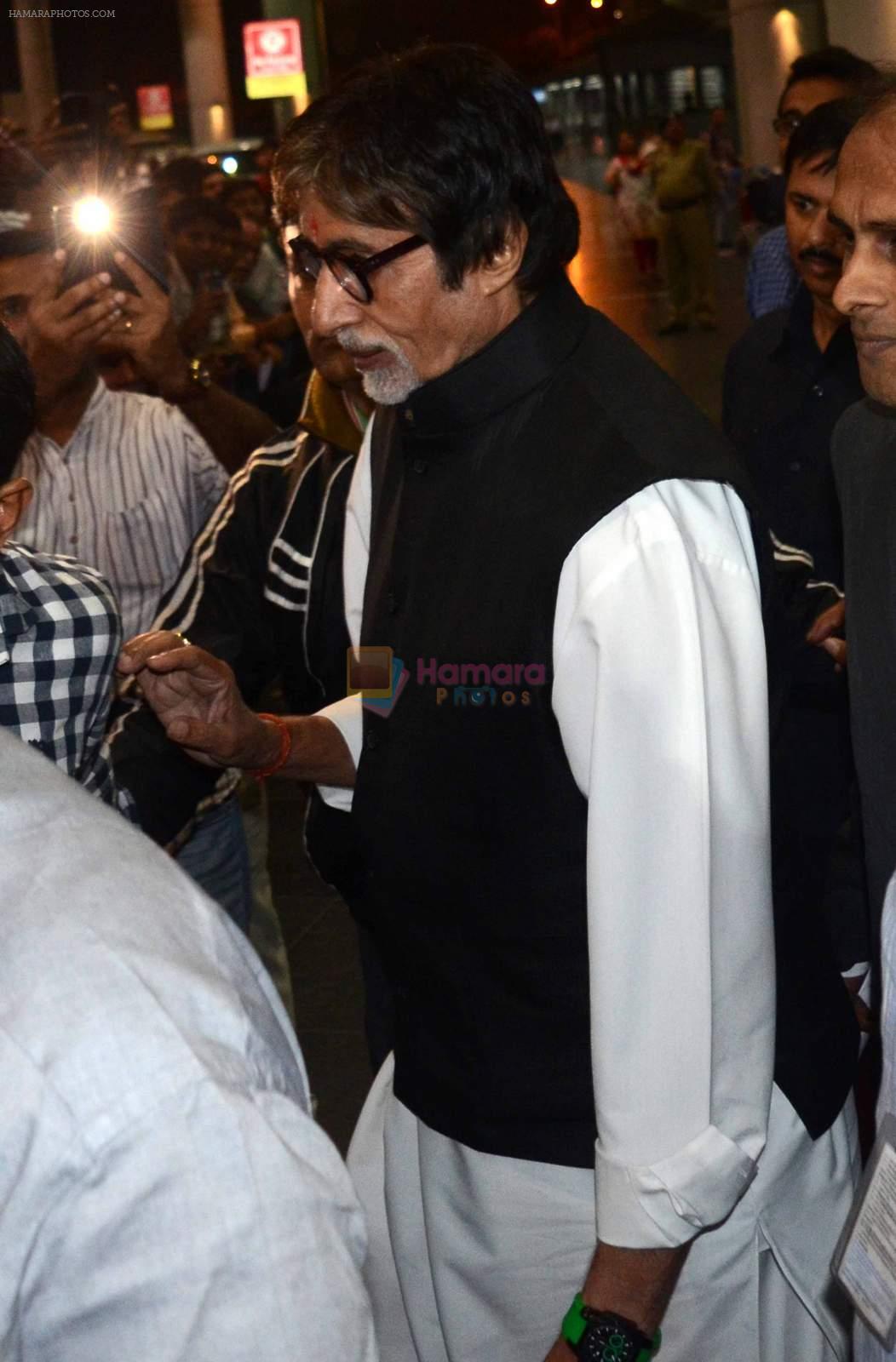 Amitabh Bachchan in Kolkata post Piku gets amazing welcome at airport by fans on 26th Nov 2015