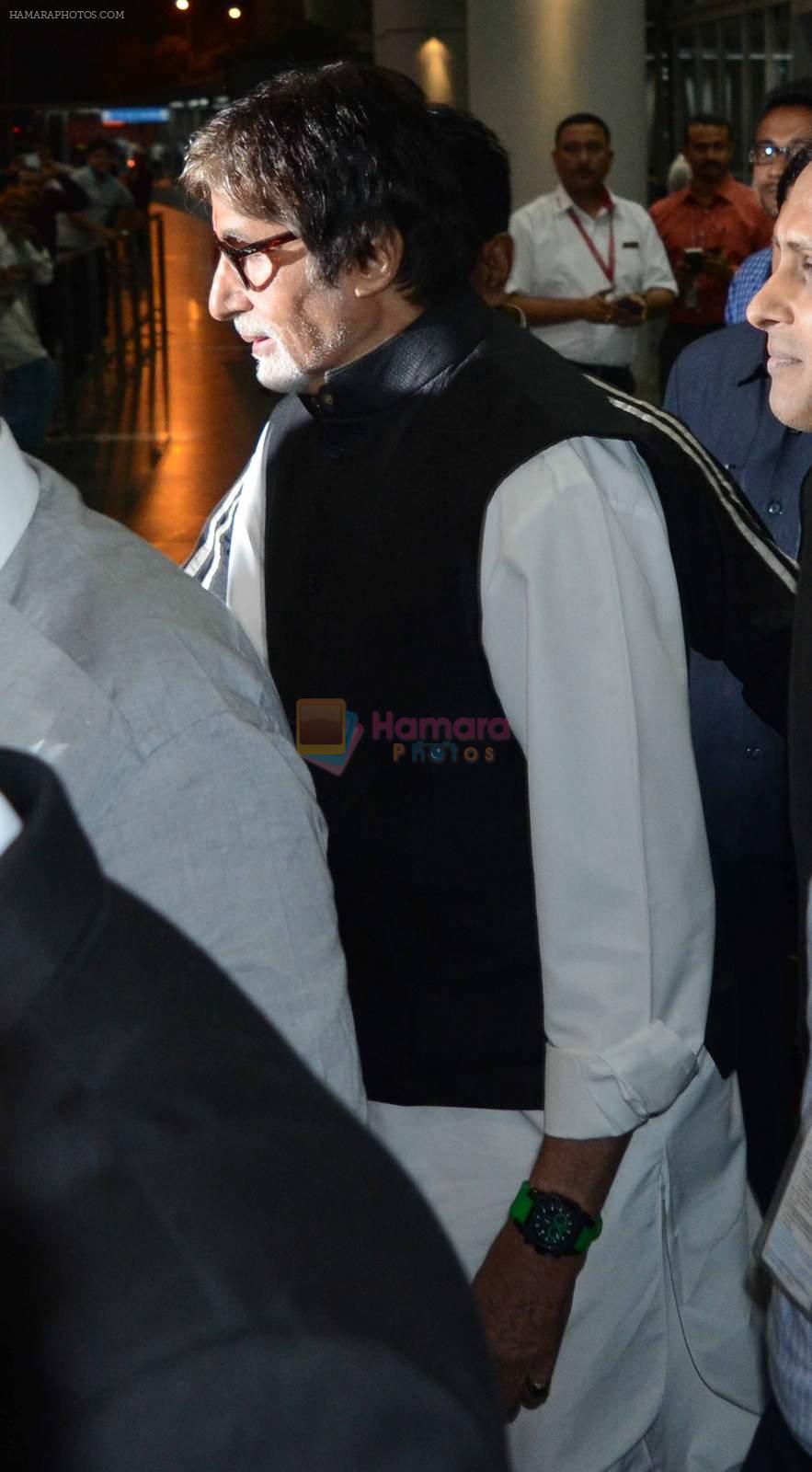 Amitabh Bachchan in Kolkata post Piku gets amazing welcome at airport by fans on 26th Nov 2015