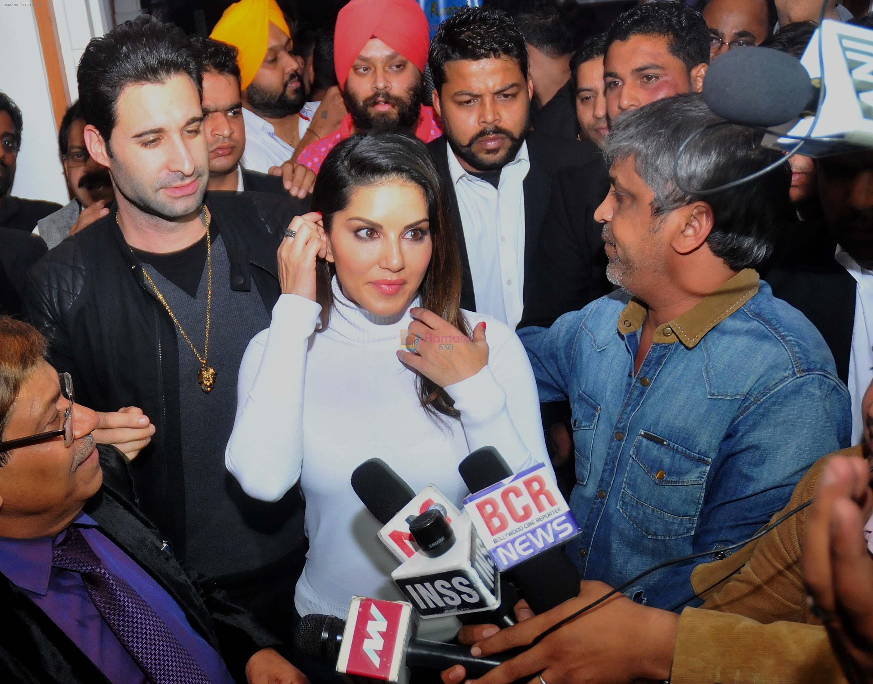 sunny leone come to CP during the distribution gifit to under privileged society in new delhi on 28th Nov 2015