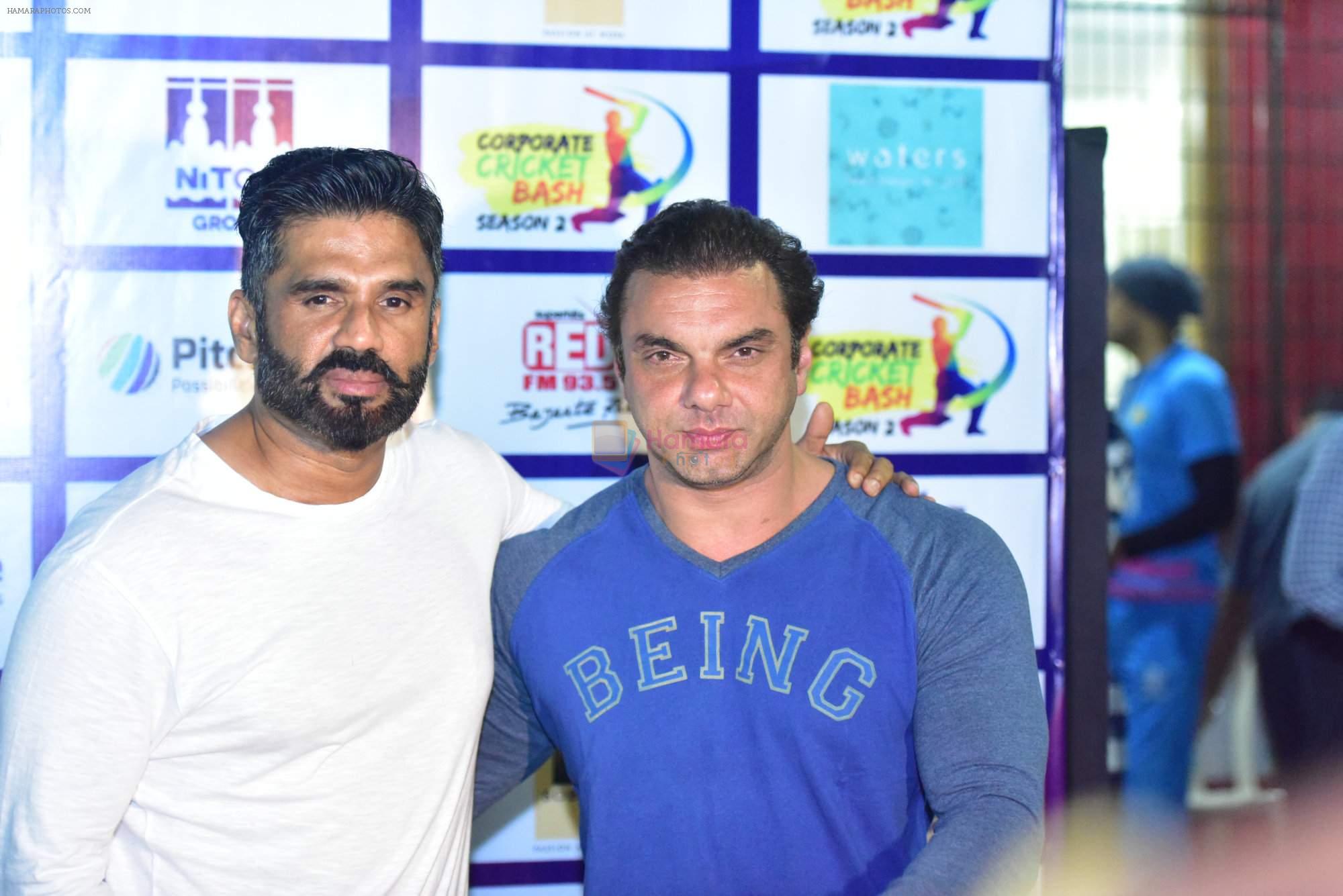 Sunil Shetty, Sohail Khan at mumbai heroes match on 29th Nov 2015