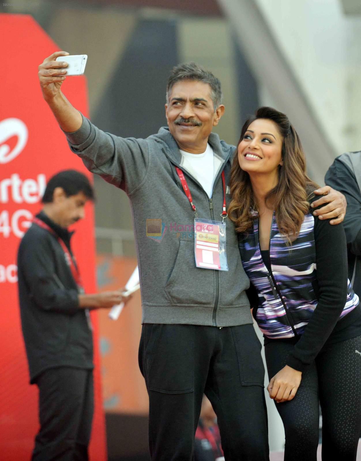 Bipasha Basu at airtel marathon in delhi on 29th Nov 2015