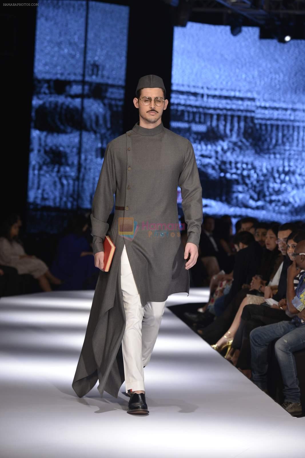 Model walks for shantanu nikhil Show on 1st Dec 2015