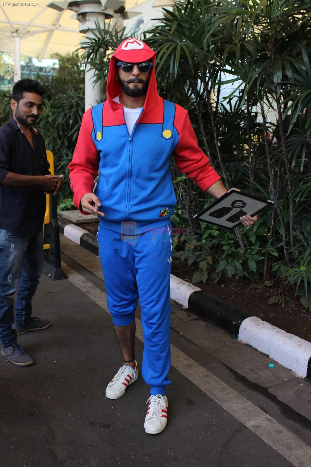 Ranveer Singh snapped at airport on 2nd Dec 2015