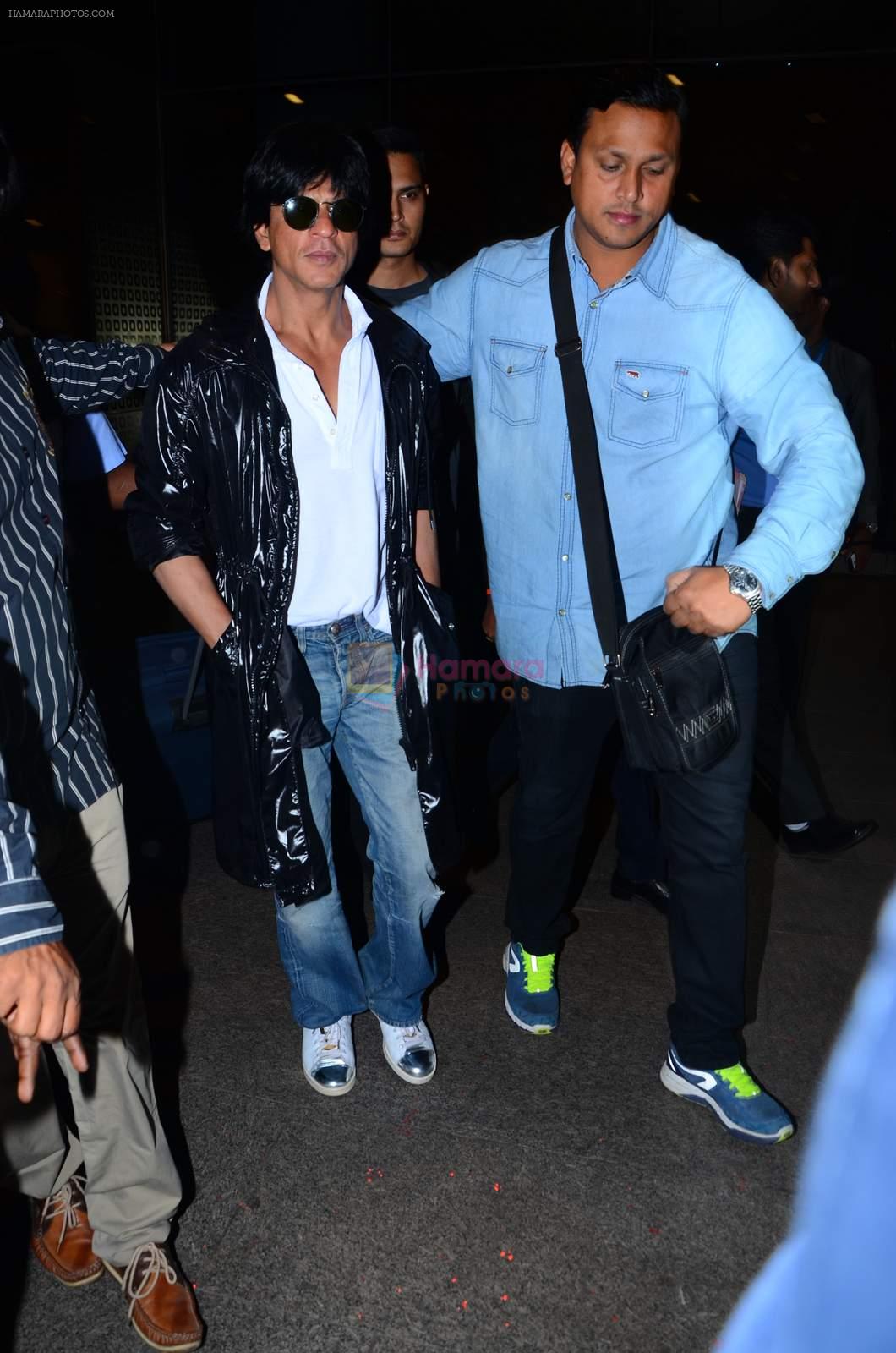 Shahrukh Khan with Dilwale team returns from London on 2nd Dec 2015