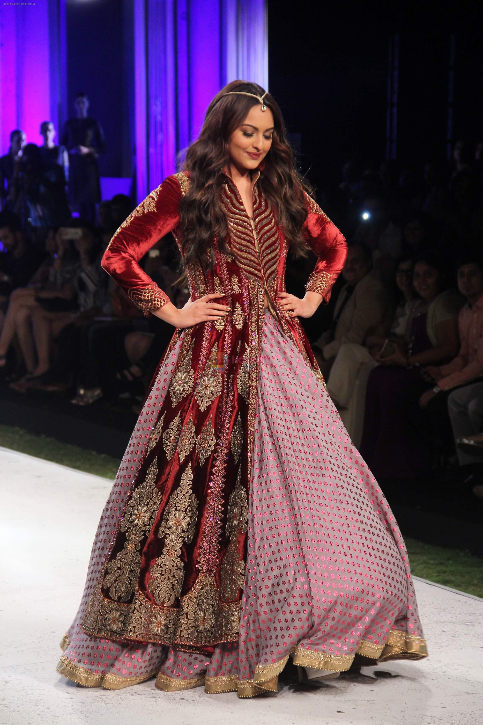 Sonakshi Sinha walk the ramp on day 1 of Blenders Pride Tour on 4th Dec 2015