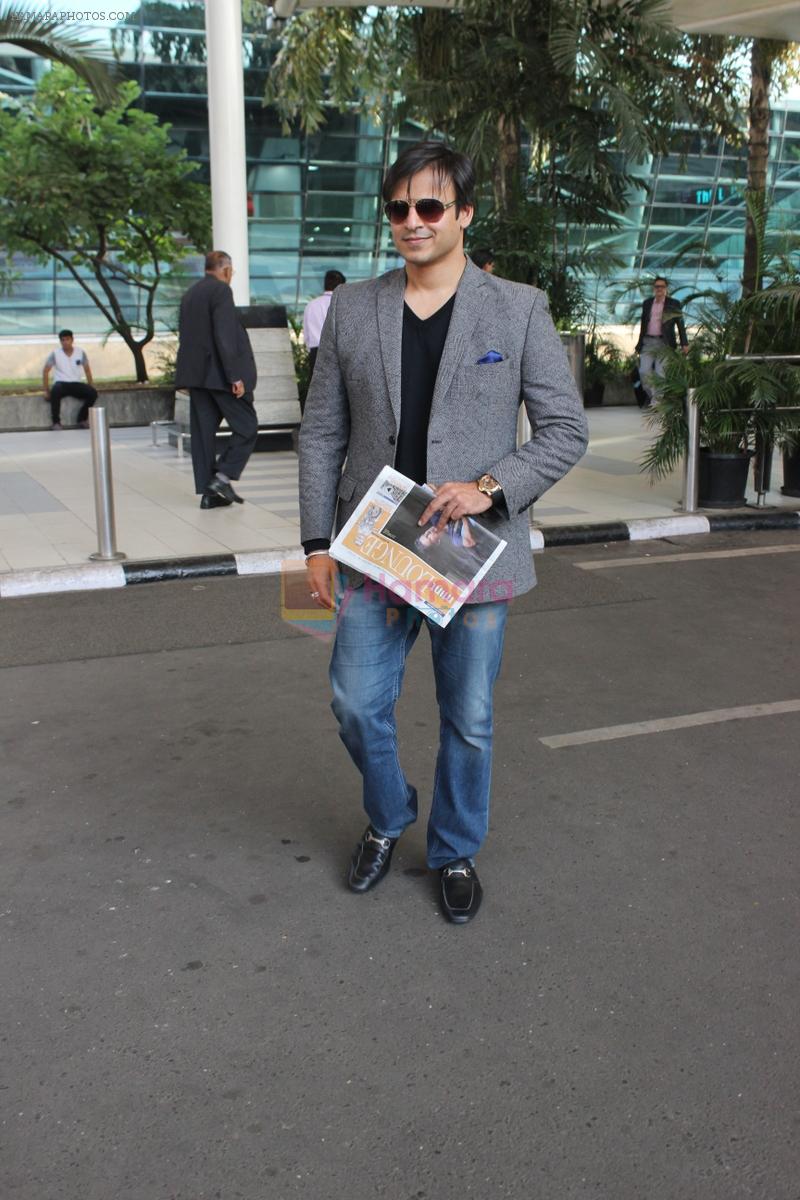 Vivek Oberoi snapped at Airport on 5th Dec 2015