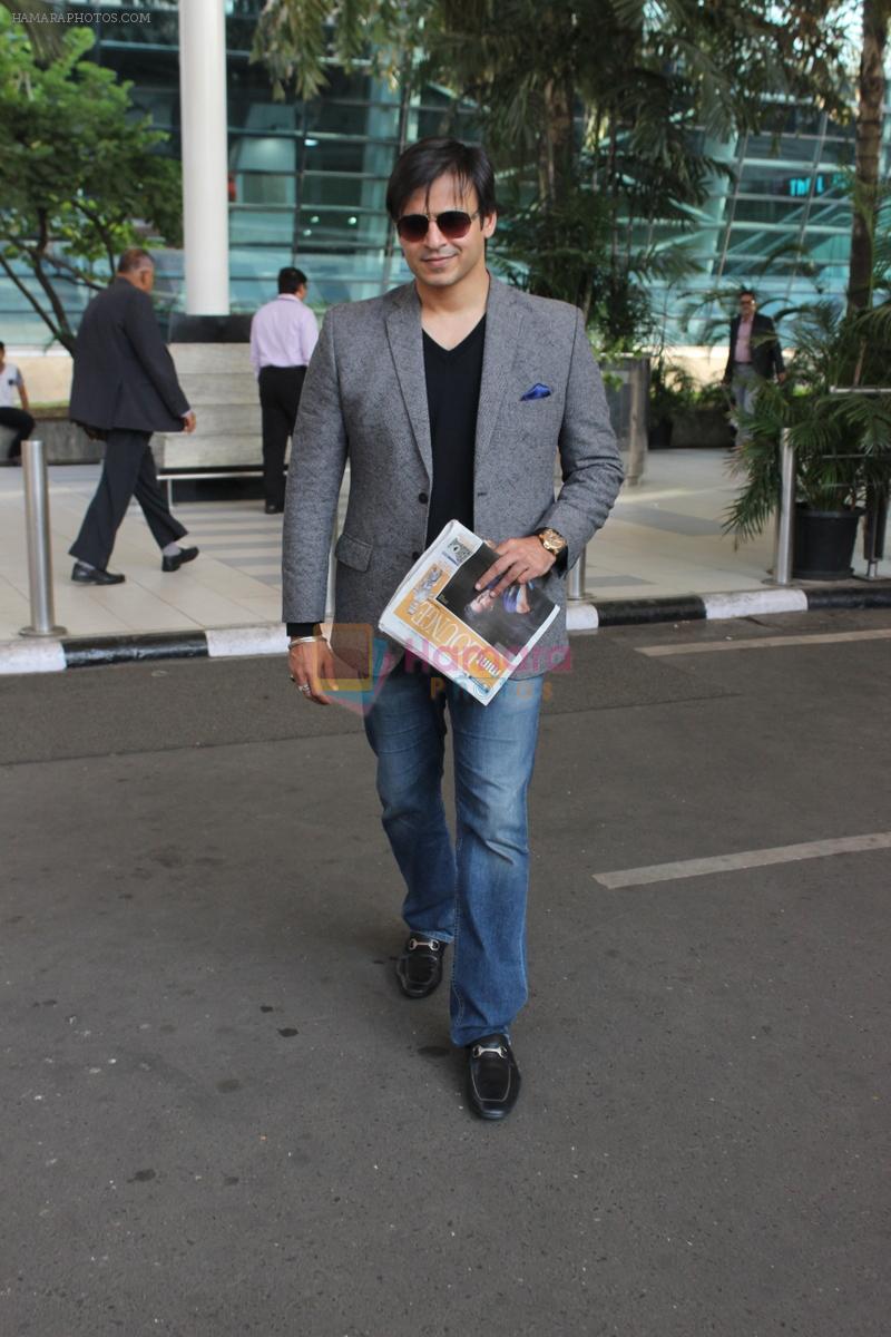Vivek Oberoi snapped at Airport on 5th Dec 2015