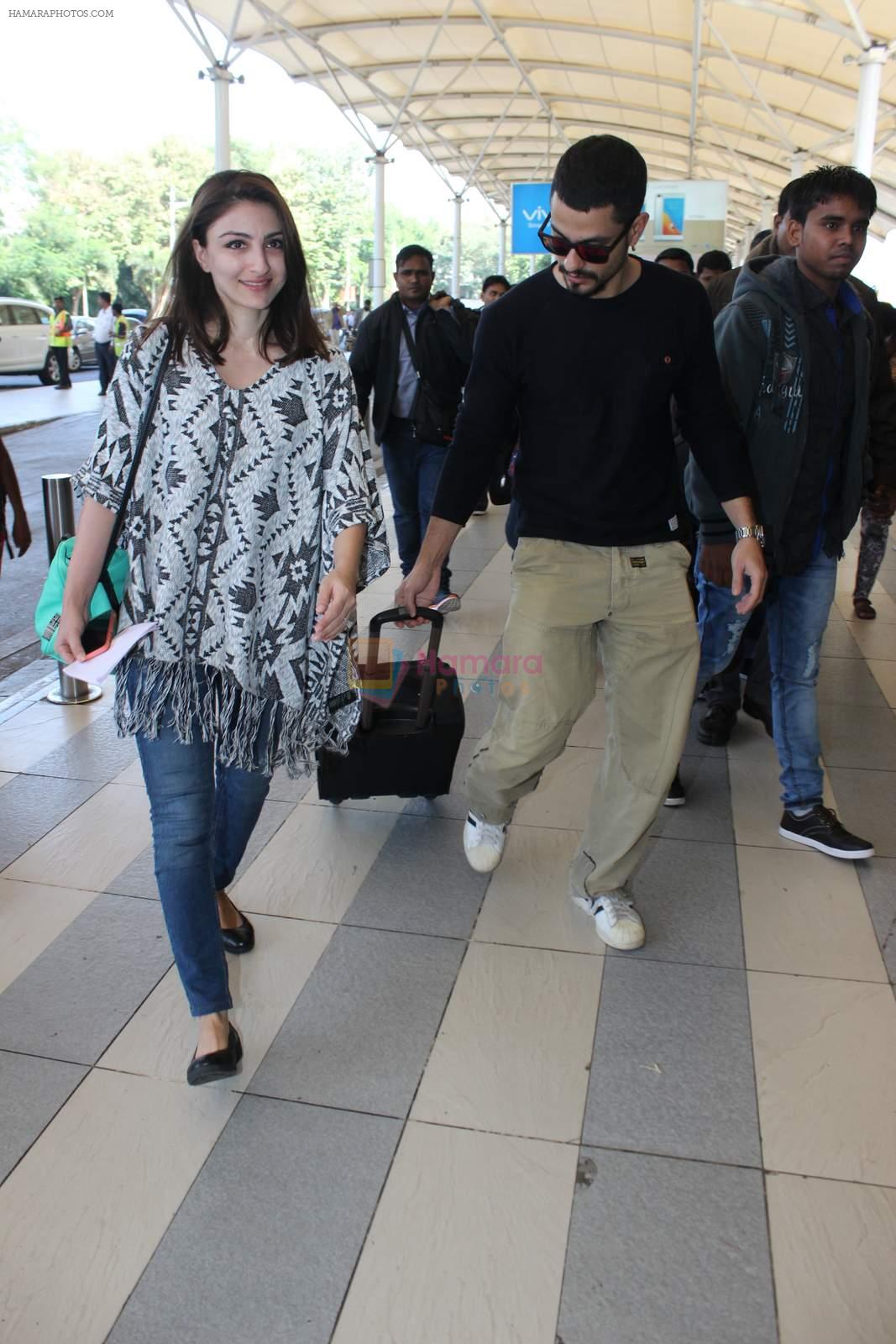 Soha Ali Khan, Kunal Khemu snapoped at airport on 7th Dec 2015