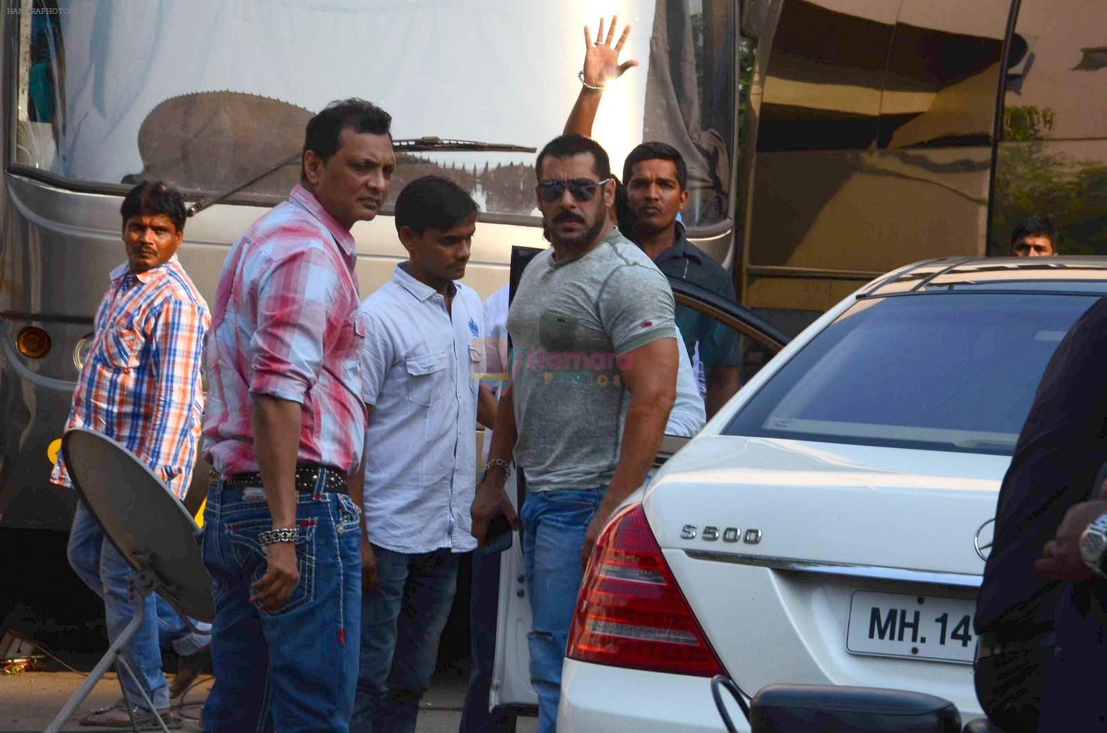 Salman Khan snapped at Mehboob on 8th Dec 2015