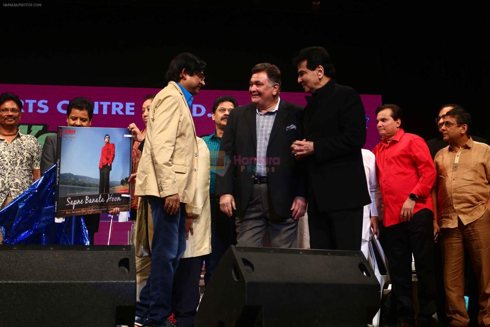 Rishi Kapoor and Jeetendra at Amit Kumar's 50th bday on 9th Dec 2015