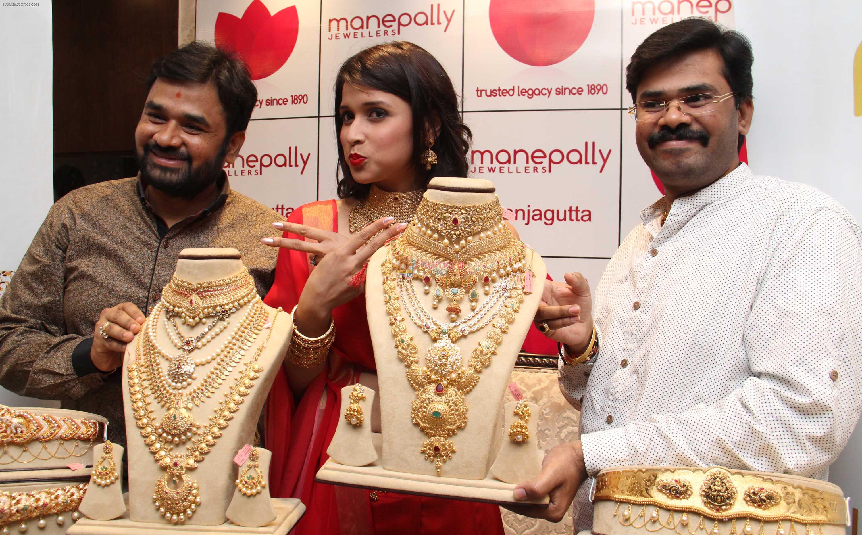 MANNARA CHOPRA IN SIZZLING RED LAUNCHES VADDANAM & UNCUT DIAMOND MELA AT MANEPALLY JEWELLERS