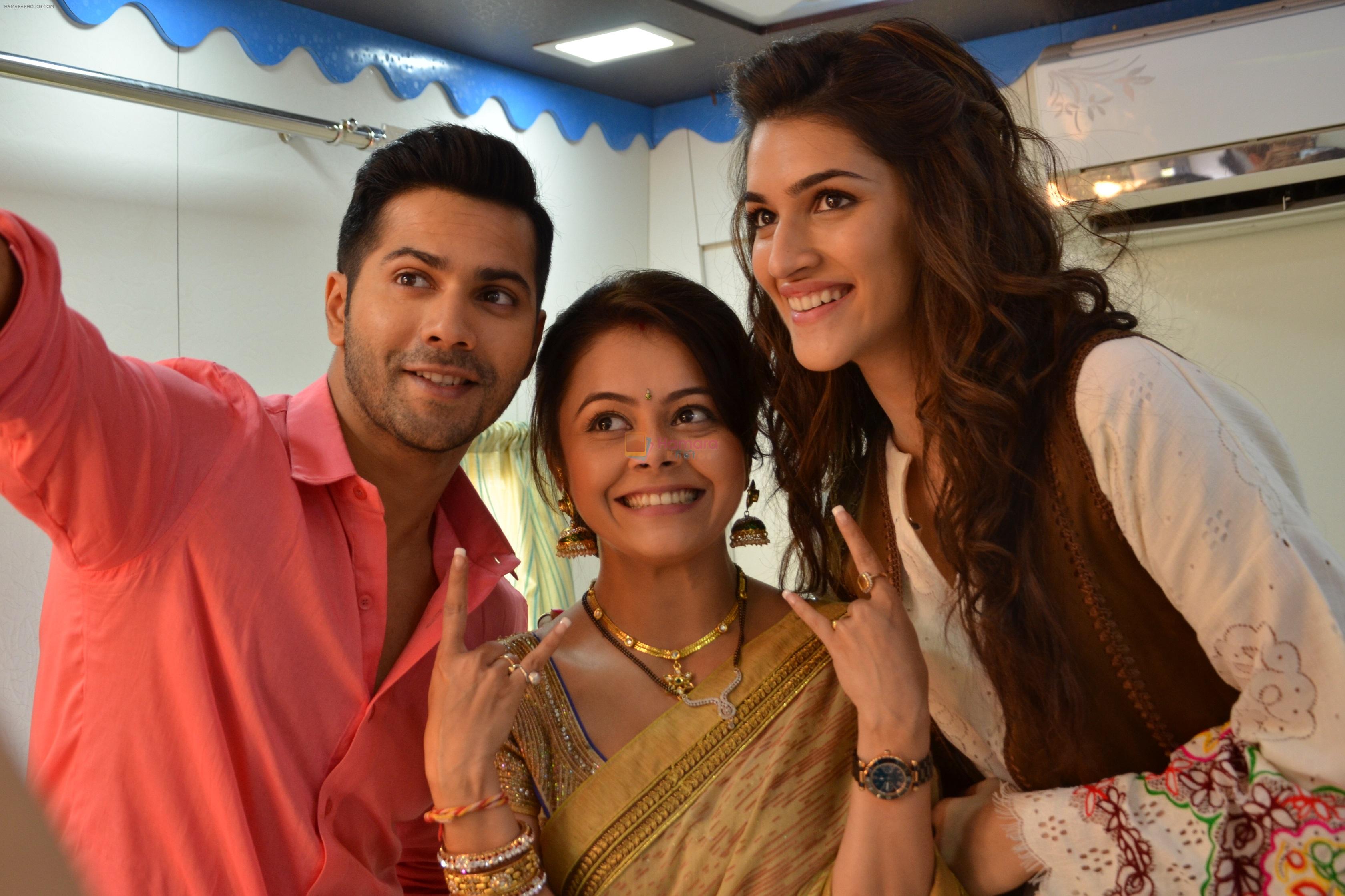 Kriti Sanon and Varun Dhawan on take a selfie with Gopi on the sets of Saathiya for a Dilwale Integration
