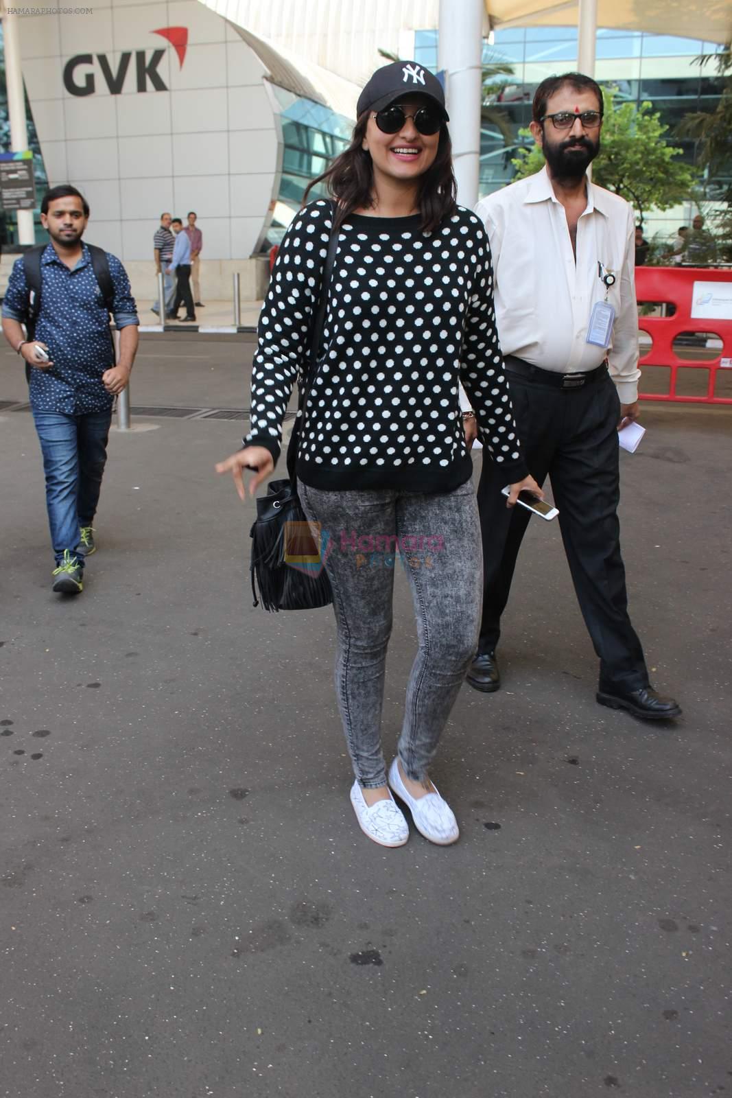 Sonakshi Sinha snapped at Airport on 10th Dec 2015