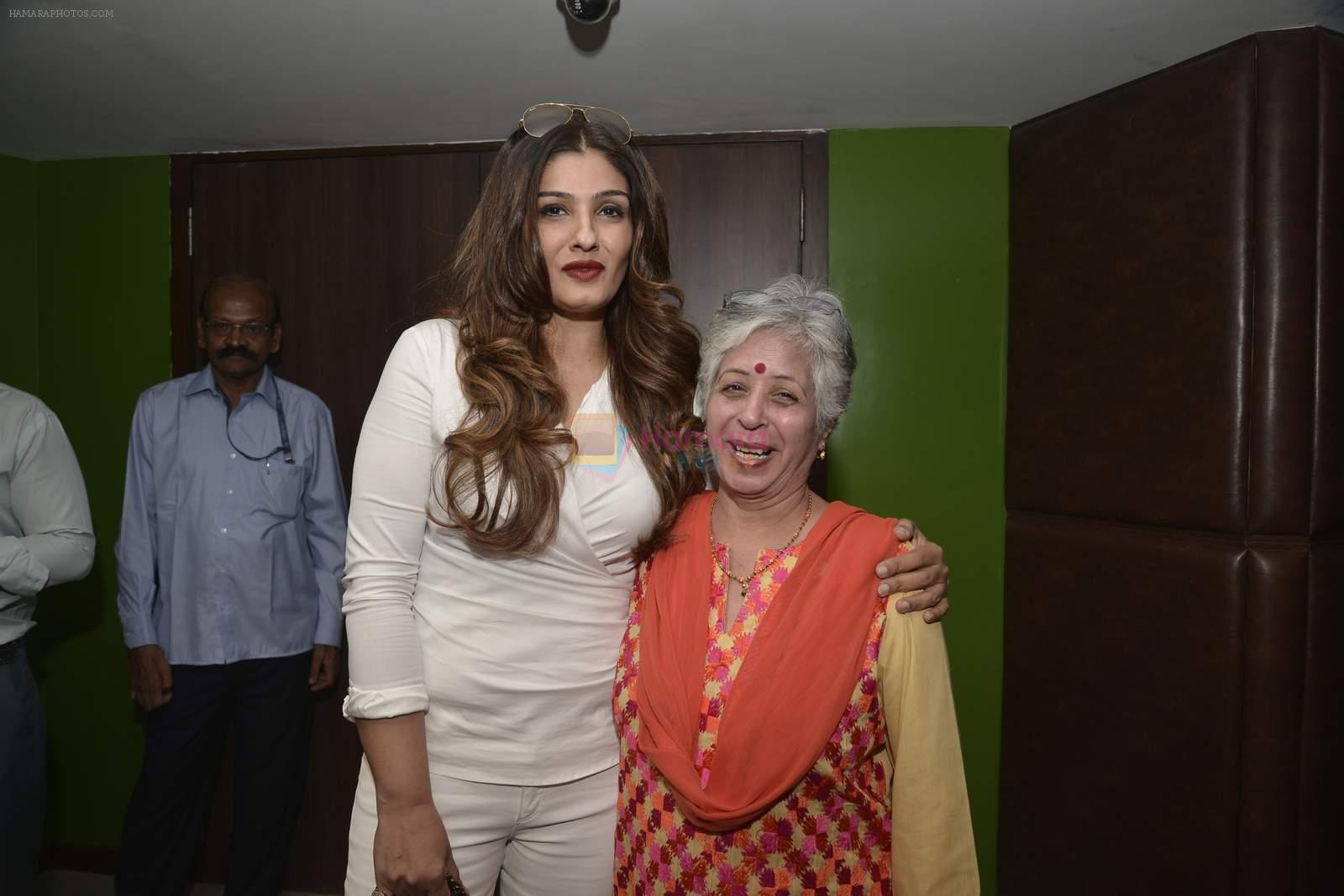 Raveena Tandon meets her school teachers and her favourite vada pav from the canteen on 10th Dec 2015