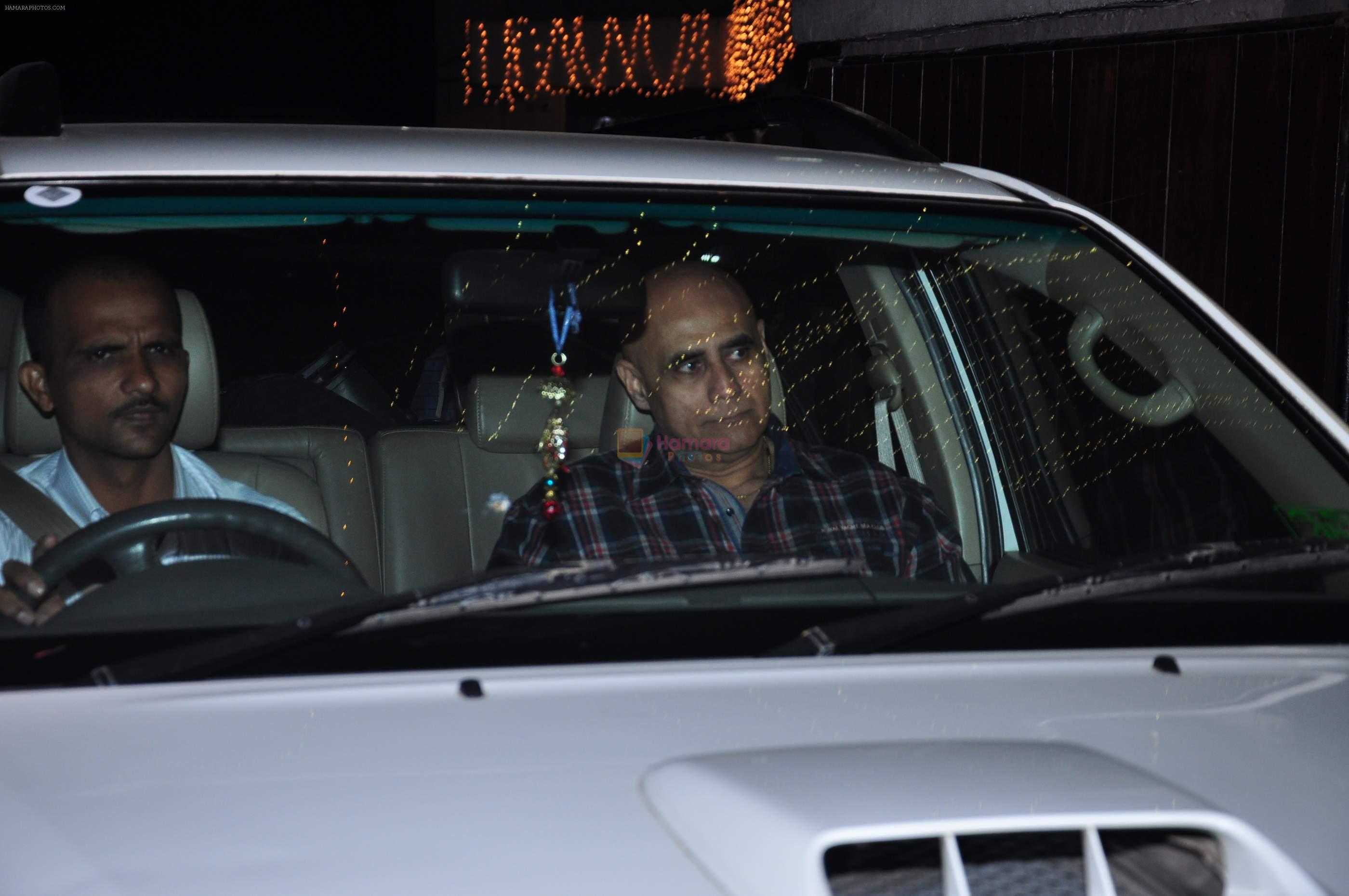 Puneet Issar snapped at Salman's Residence in galaxy on 10th Dec 2015
