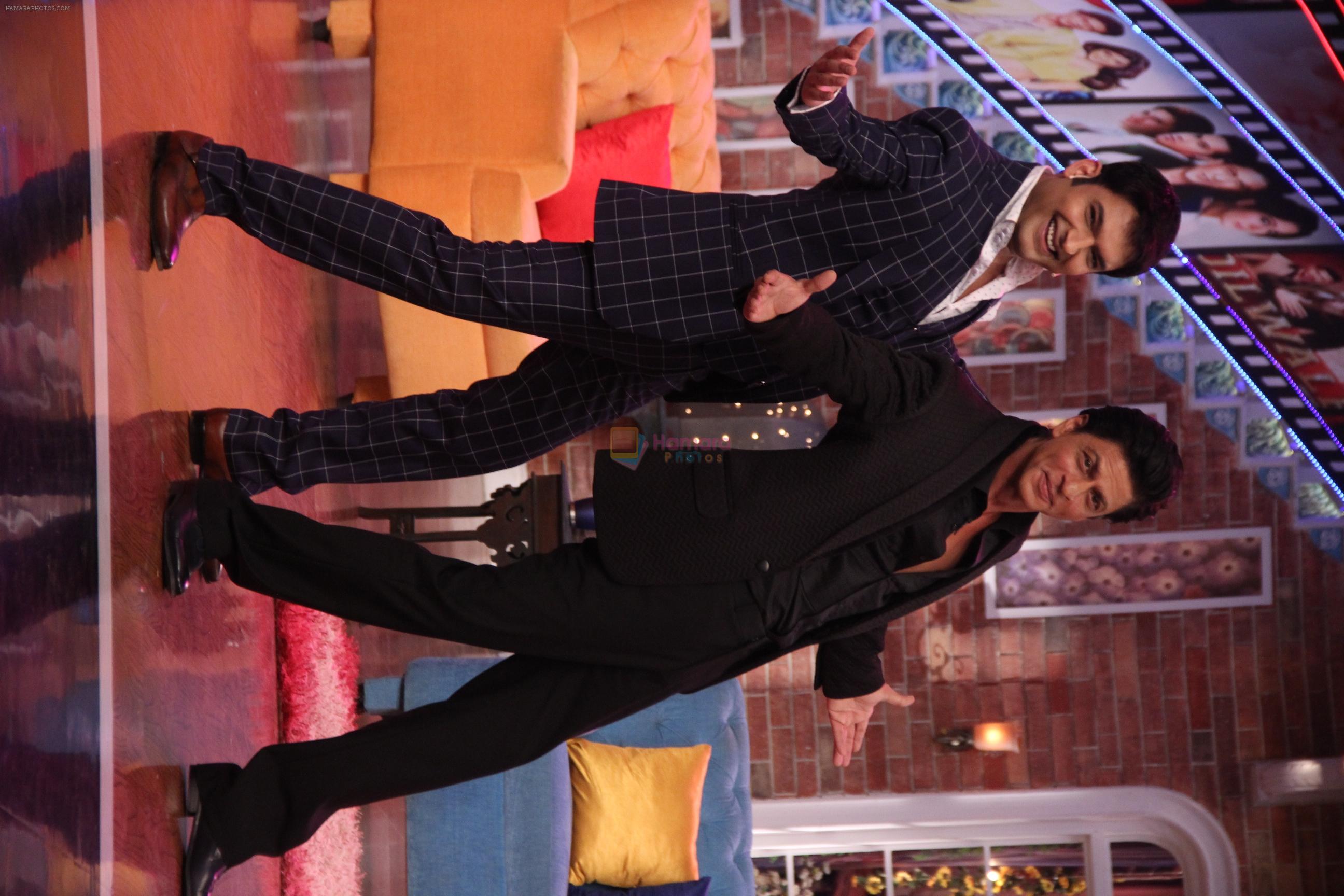 Shahrukh KHan with Team Dilwale on the sets of Comedy Nights With Kapil on 10th Dec 2015