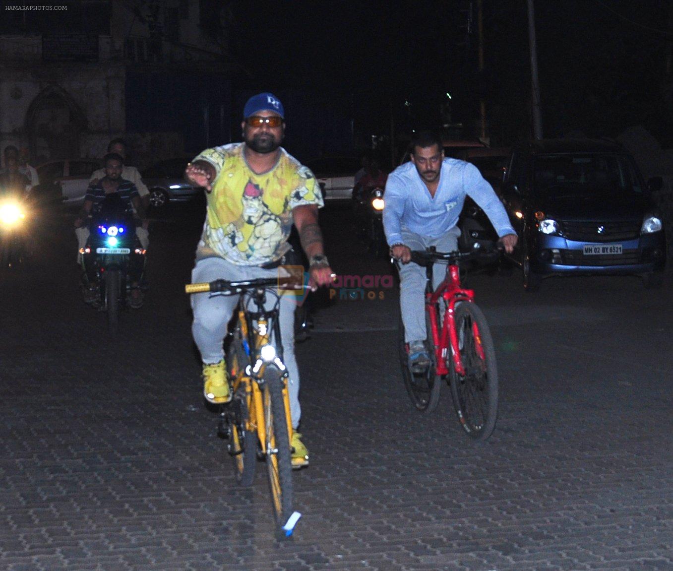 salman Khan snapped on cycle on 10th Dec 2015