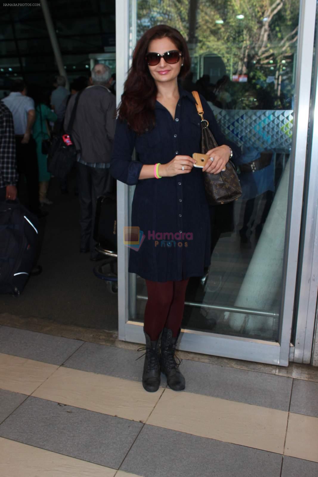 Monica Bedi snapped at airport in Mumbai on 13th Dec 2015