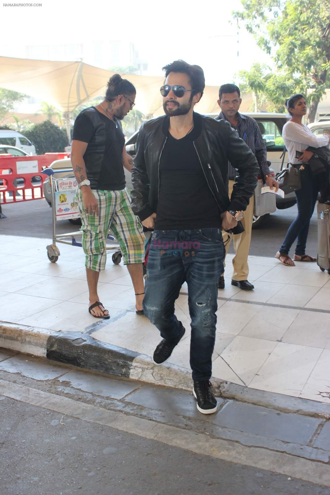 Jackky Bhagnani snapped at airport in Mumbai on 13th Dec 2015