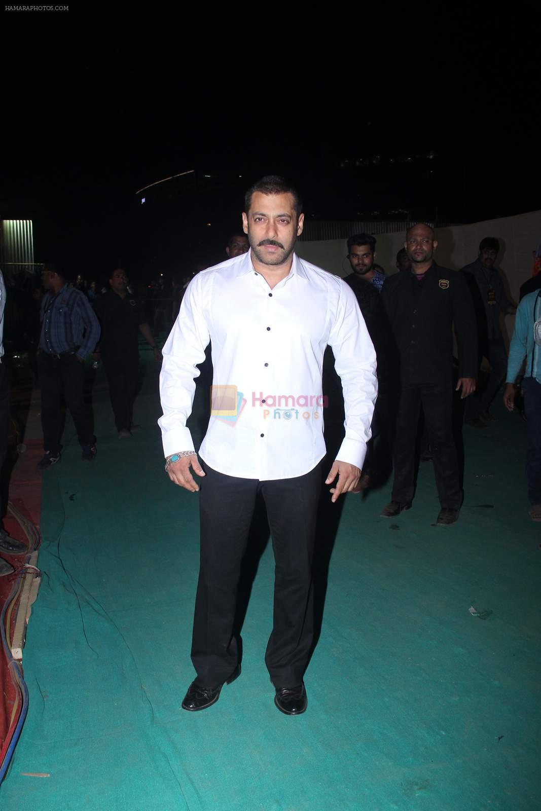 Salman Khan at Big Star Awards in Mumbai on 13th Dec 2015