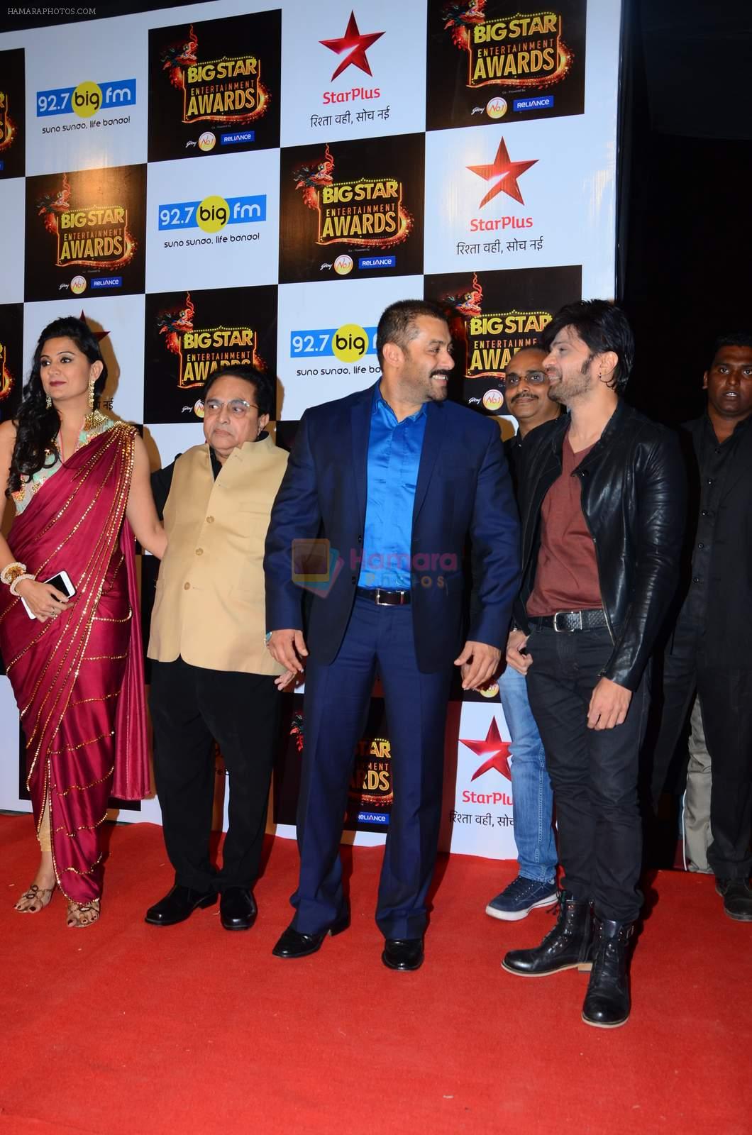 Salman Khan, Himesh Reshammiya at Big Star Awards in Mumbai on 13th Dec 2015