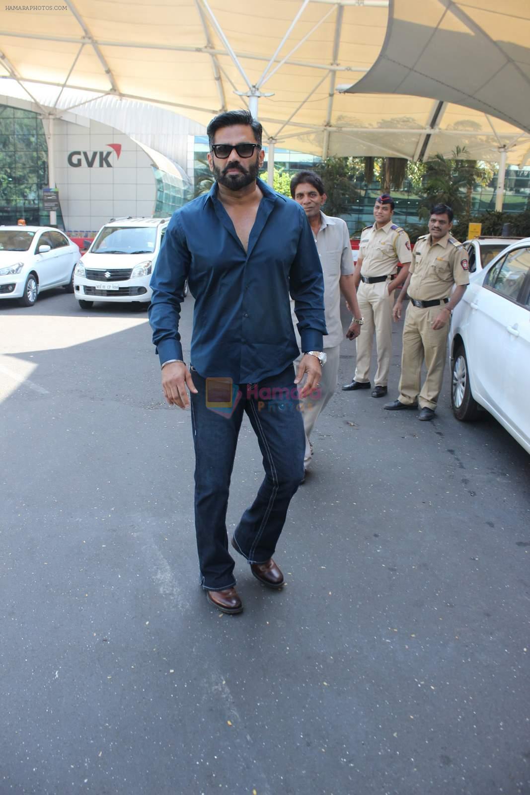 Sunil Shetty snapped at airport on 14th Dec 2015