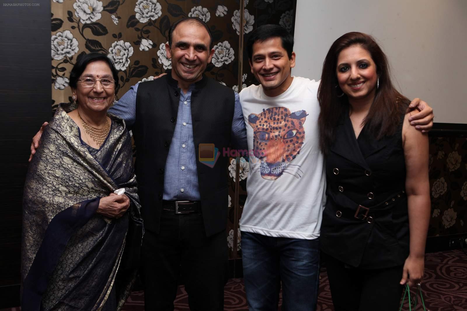 Usha Kanwarpal,Bikramjeet,Vinod Singh,Munisha Khatwani at Bikramjeet's bday bash for mom on 14th Dec 2015