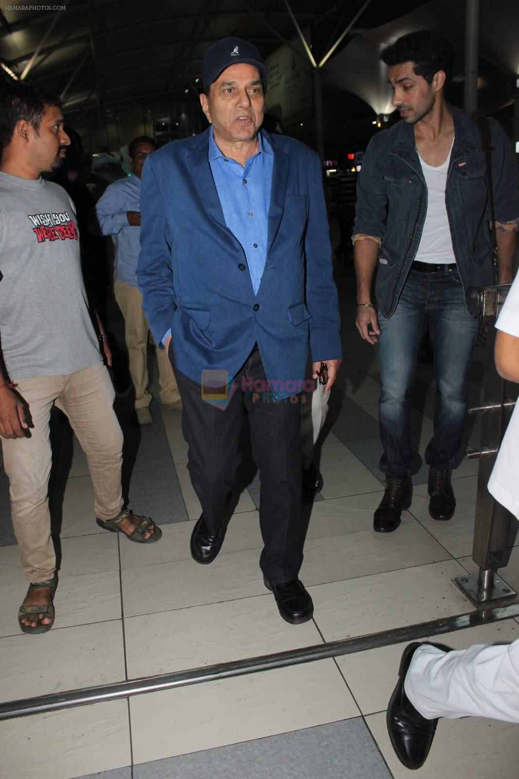 Dharmendra snapped at Airport on 15th Dec 2015