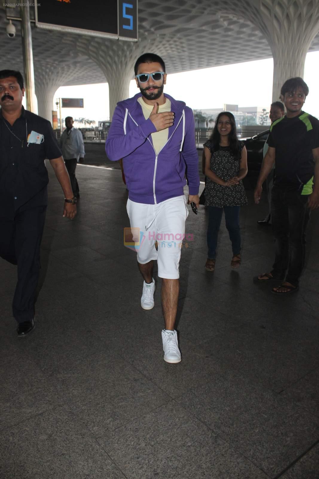 Ranveer Singh snapped at airport on 16th Dec 2015
