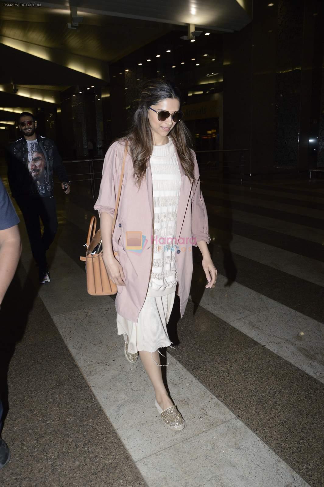 Deepika Padukone snapped at airport on 16th Dec 2015
