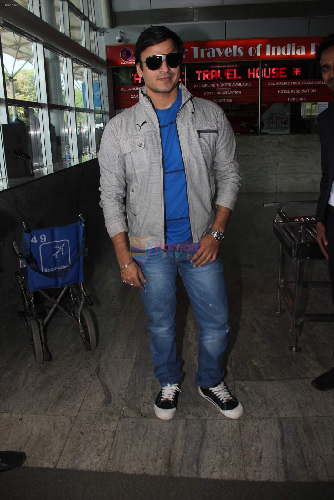 Vivek Oberoi snapped at airport on 16th Dec 2015