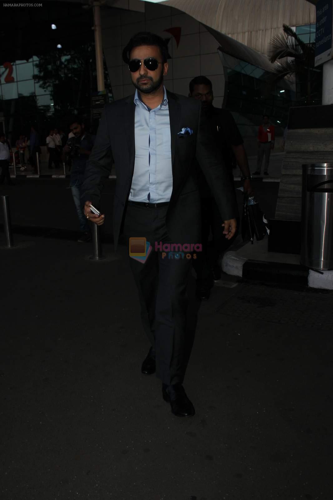 Raj Kundra snapped at airport on 16th Dec 2015