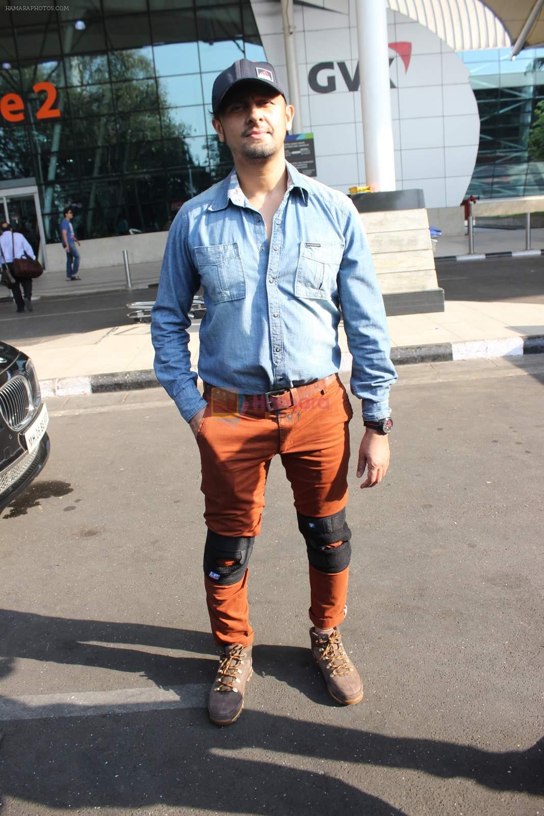 Sonu Nigam snapped at airport on 18th Dec 2015
