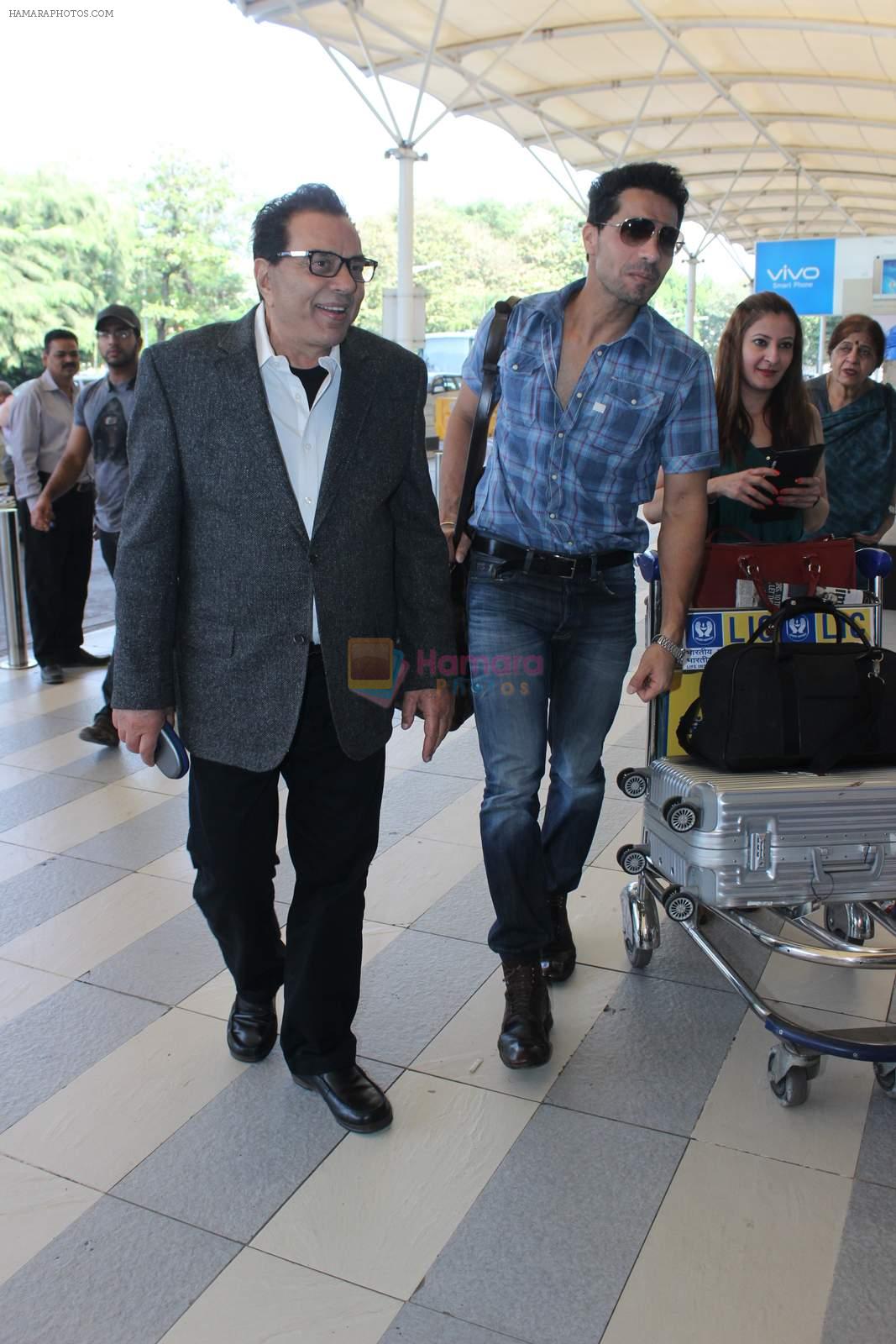 Dharmendra snapped at airport on 18th Dec 2015