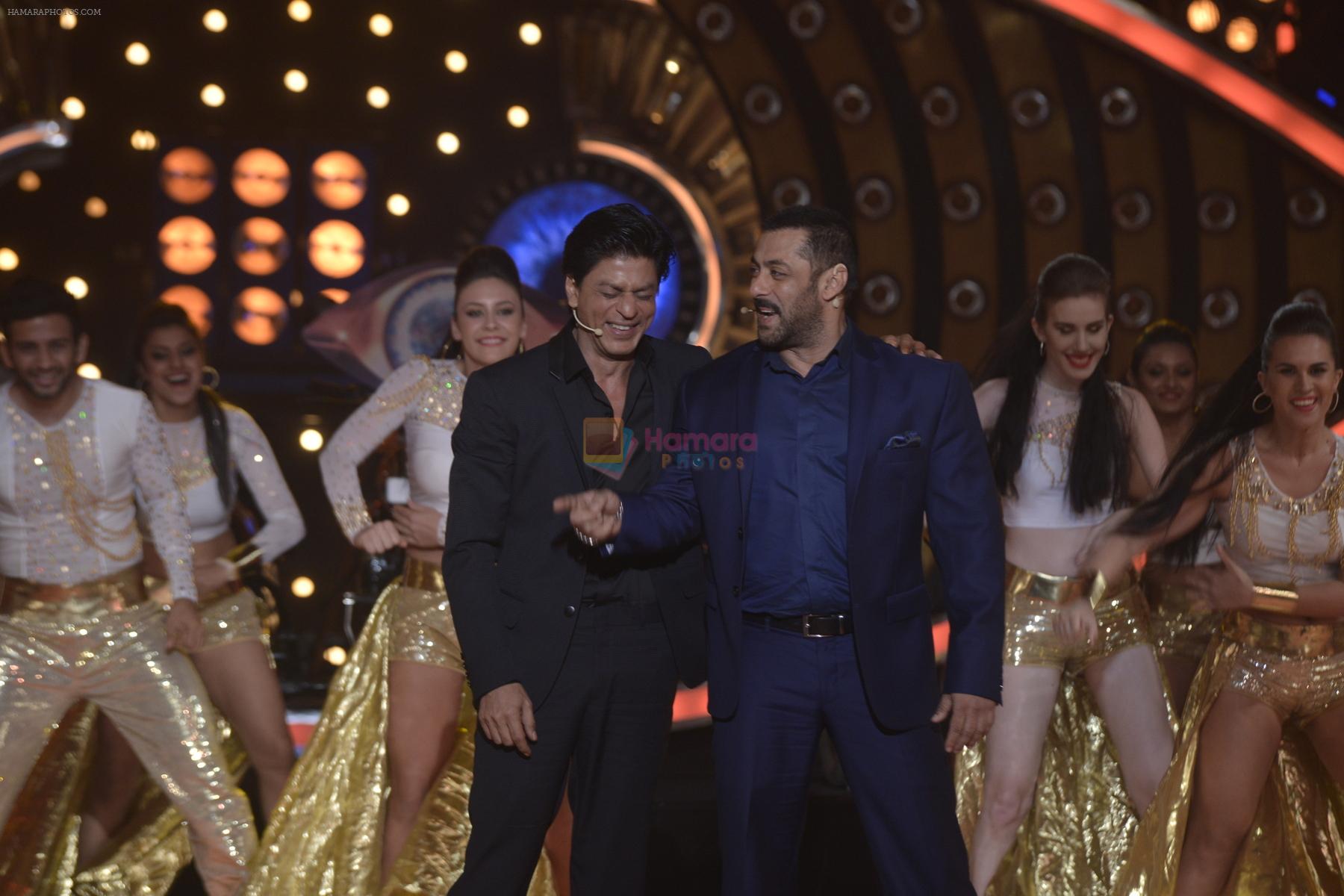 salman Khan and Shahrukh Khan on the sets of big boss on 19th Dec 2015