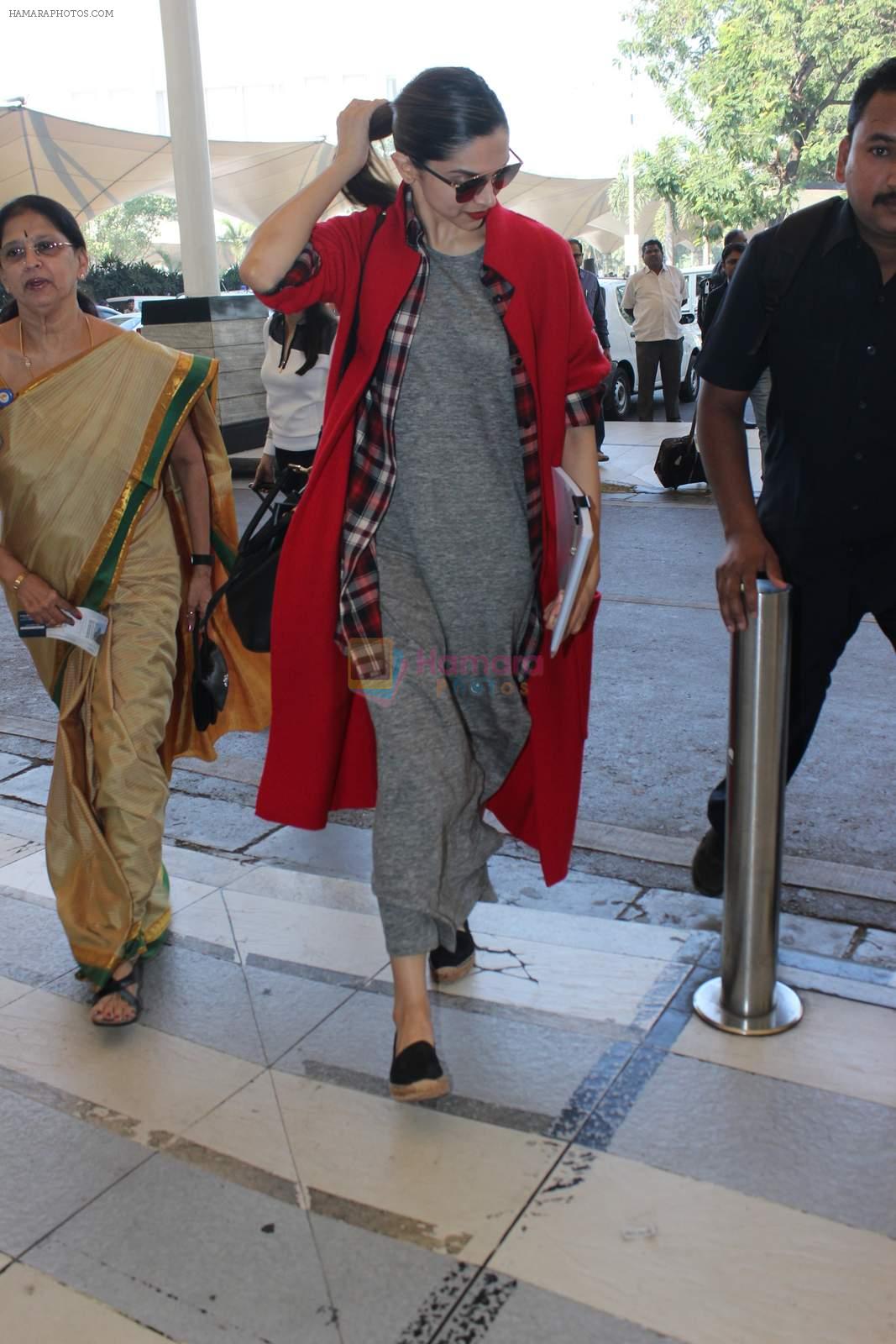 Deepika Padukone snapped at airport on 21st Dec 2015