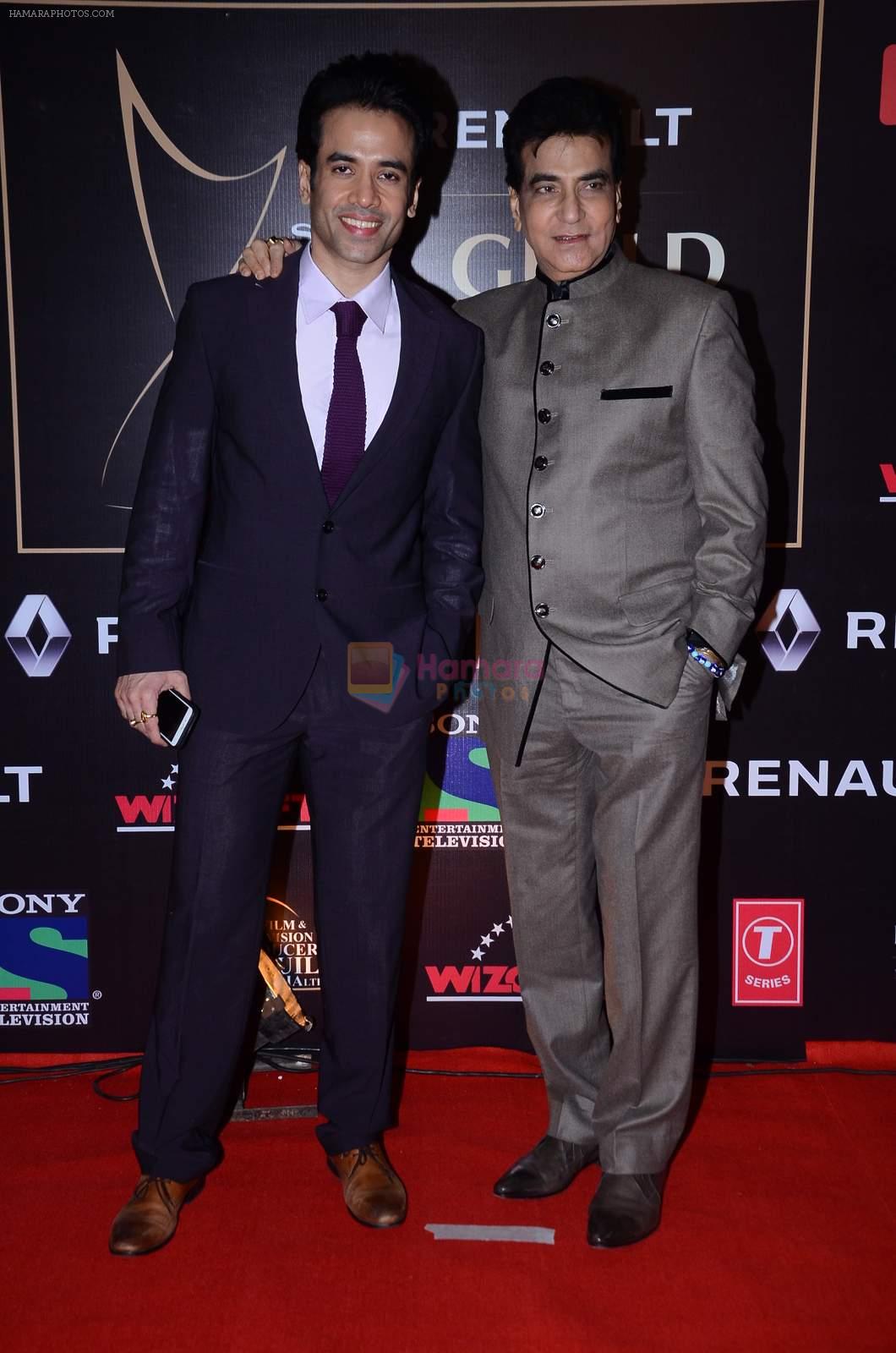 Tusshar Kapoor, Jeetendra at Producer's Guild Awards on 22nd Dec 2015