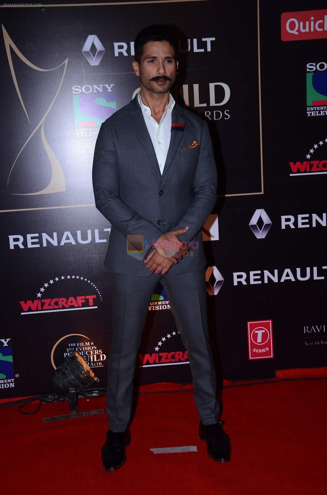 Shahid Kapoor at Producer's Guild Awards on 22nd Dec 2015