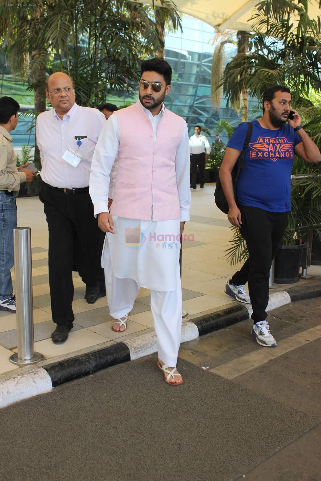 Abhishek Bachchan snapped at airport on 22nd Dec 2015