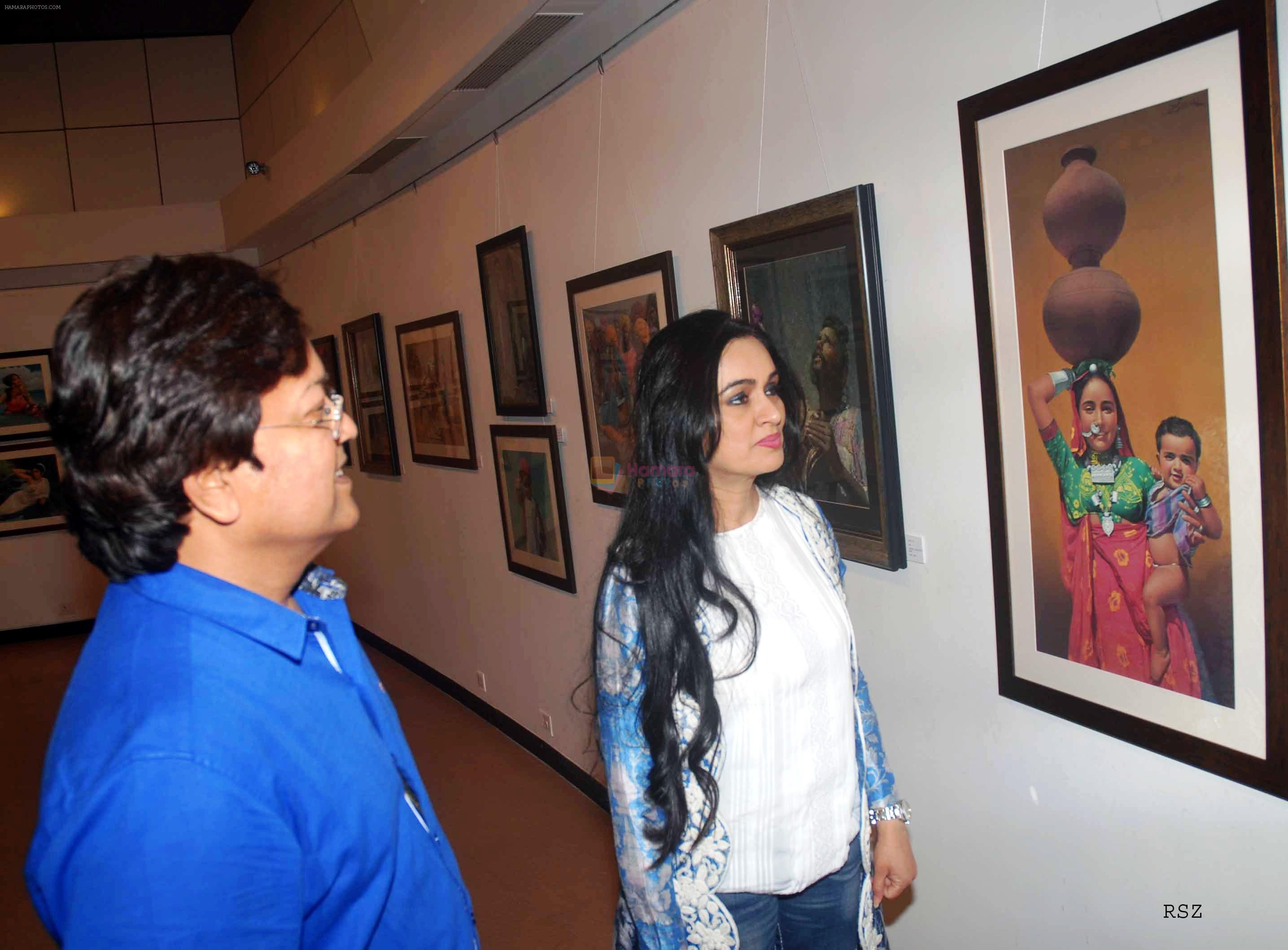 Padmini Kolhapure at the Retrospective Exhibition of Legendry Artist J P Singhal launched at Jehangir Art Gallery on 24th Dec 2015