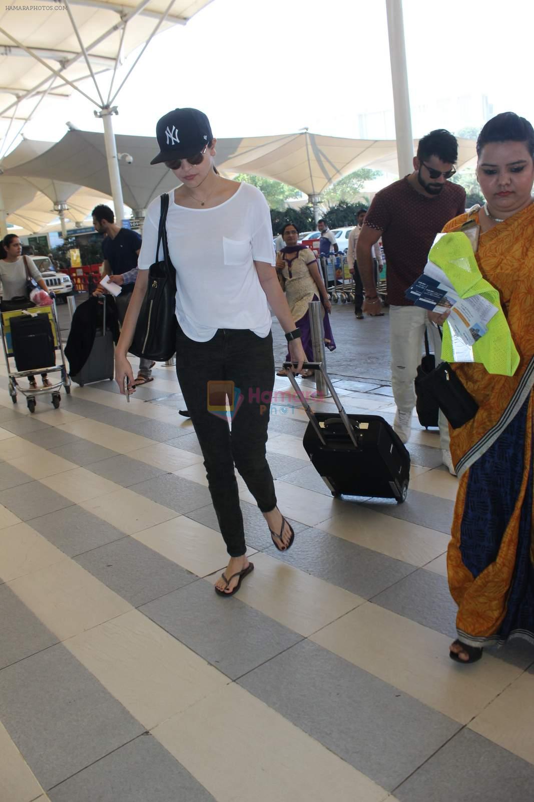 Anushka Sharma, Virat Kohli snapped at Airport on 27th Dec 2015