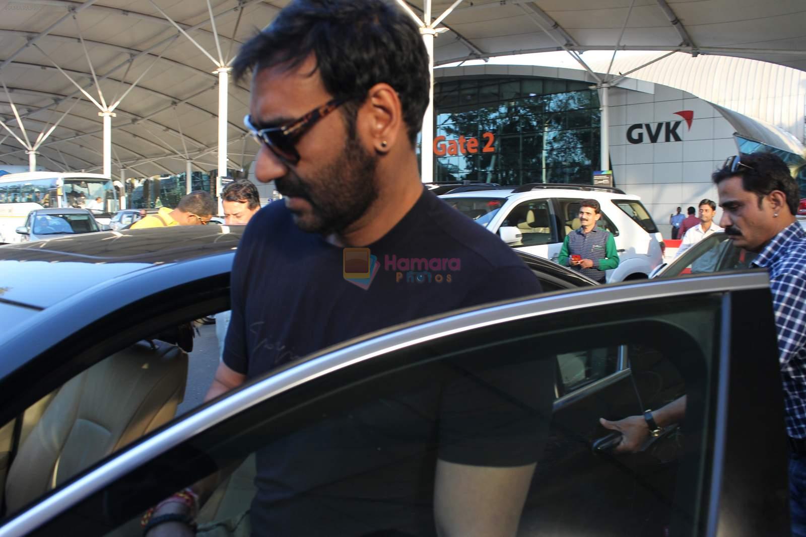 Ajay Devgan snapped at Airport on 28th Dec 2015