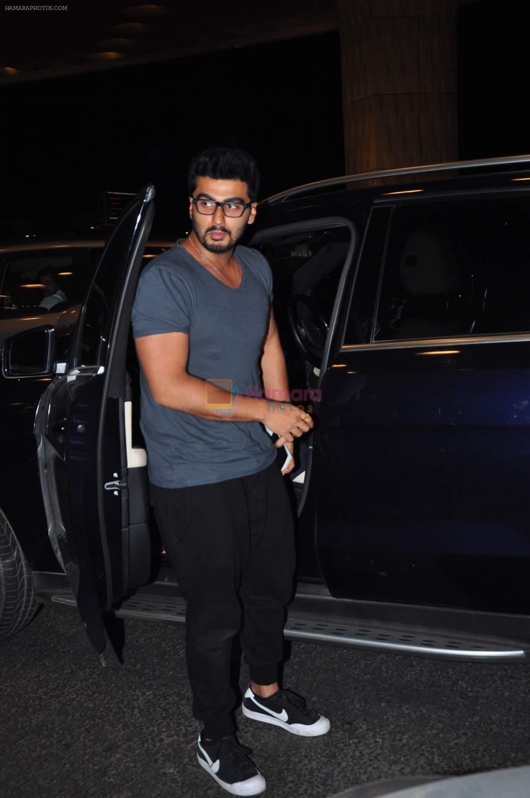 Arjun Kapoor leaves for New Year's on 28th Dec 2015