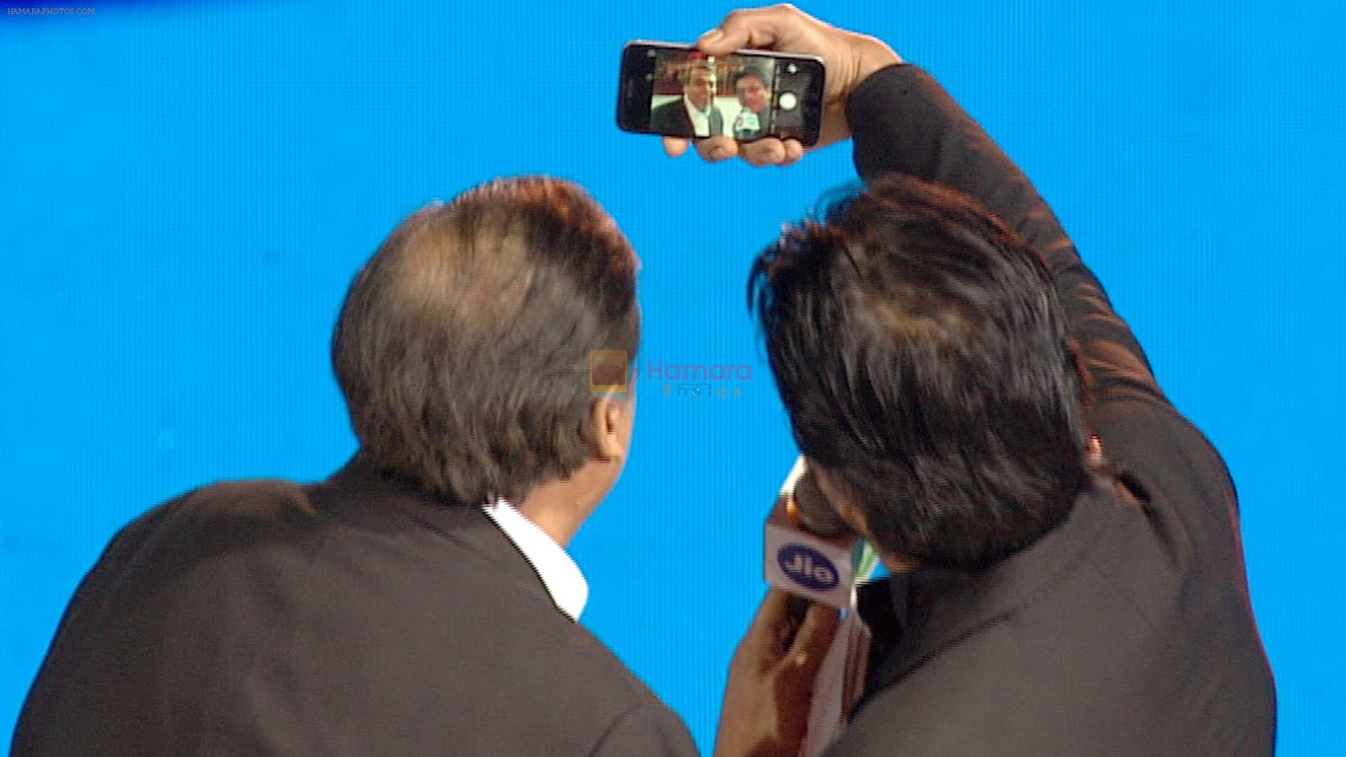 srk takes selfie with mukesh ambani at jio launch